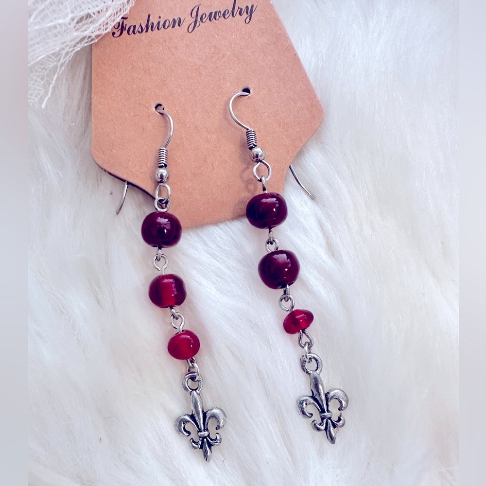 Stunning 3-Tier Red Amber Gemstones, Fleurs-de-Lea Charm
Stamped 925s Earrings